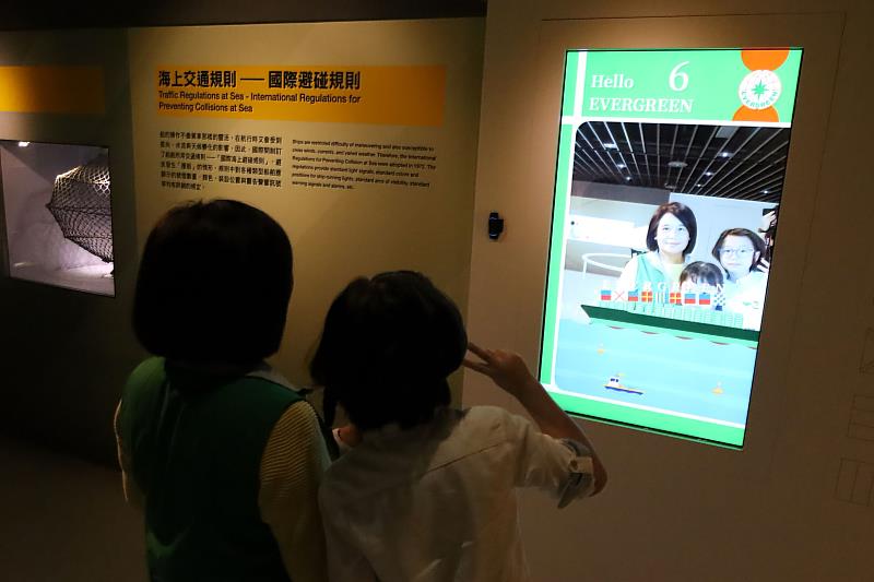 全新自拍設備可自選英文對應國際信號旗，合成後的照片可透過QR-CODE下載，提供遊客新鮮的參觀體驗。