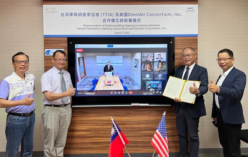 圖一、TTIA與OmniAir簽署合作備忘錄，由左至右依序為TTIA鄭維晃秘書長、交通部科技顧問室王穆衡主任、TTIA吳盟分理事長、TTIA陳國章副理事長。