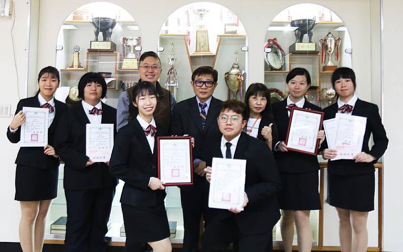 葉姿秀(後排右2)參加「第五屆全國休閒健康盃旅遊行程設計創意競賽」榮獲佳作