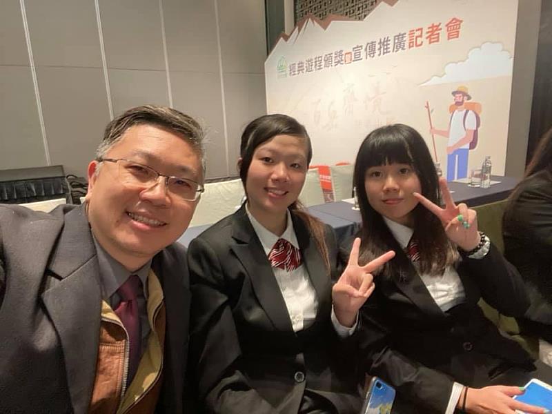 葉姿秀(中)參加「2020山脈旅遊經典遊程」頒獎典禮，與旅遊系張乃文老師(左)合影