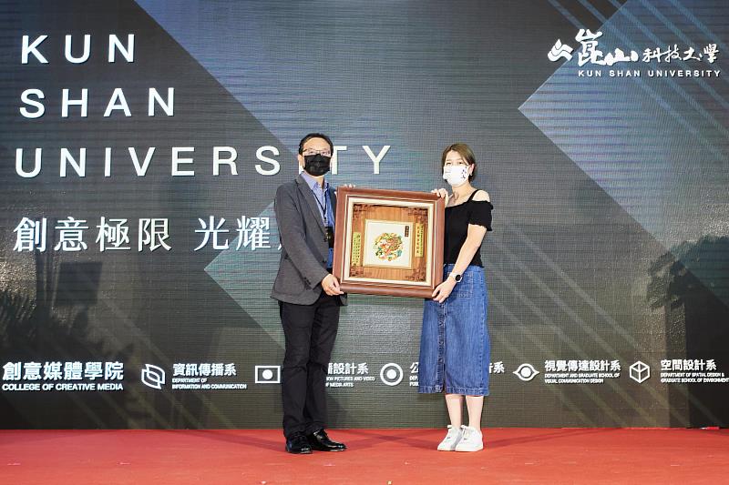 國際品牌星球工坊創辦人林婉菁(右)獲頒傑出校友成就獎