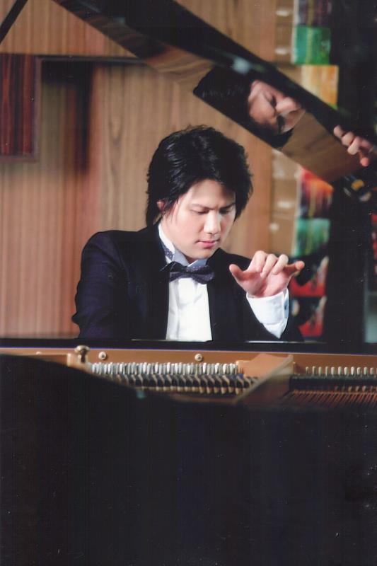任教於國立臺北藝術大學，至今獲得不下30項國際比賽、音樂機構與政府單位所頒發的獎項殊榮的鋼琴家范姜毅將與國臺交演出德布西幻想曲