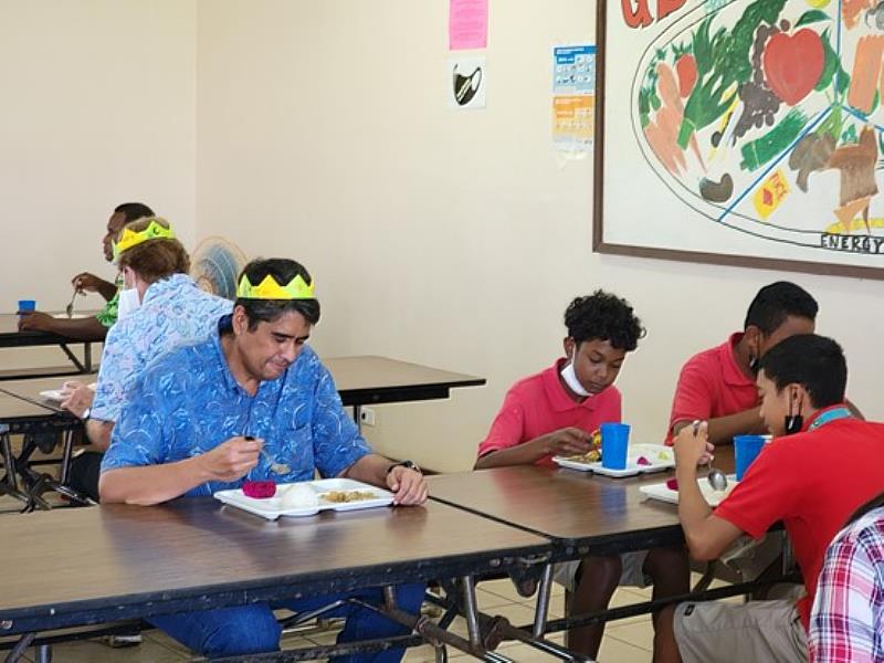 帛琉惠恕仁總統與小學生一同用餐。