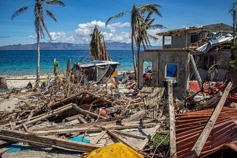 超級颱風雷伊侵襲菲國中南部，對當地傳統房屋造成嚴重破壞。圖片提供：天主教救濟會菲律賓分會(CRS Philippines)