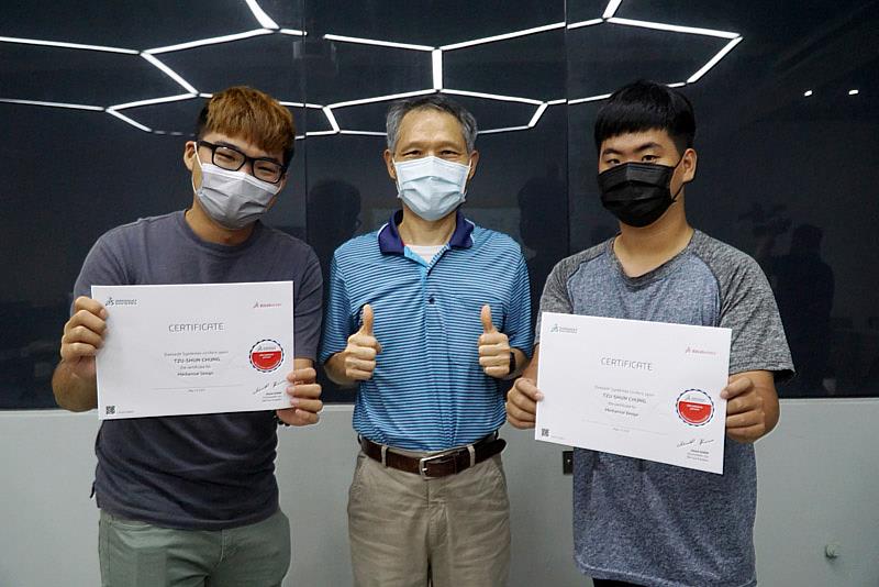 大葉大學機械系陳昭雄主任(中)恭喜學生考取CSWP證照