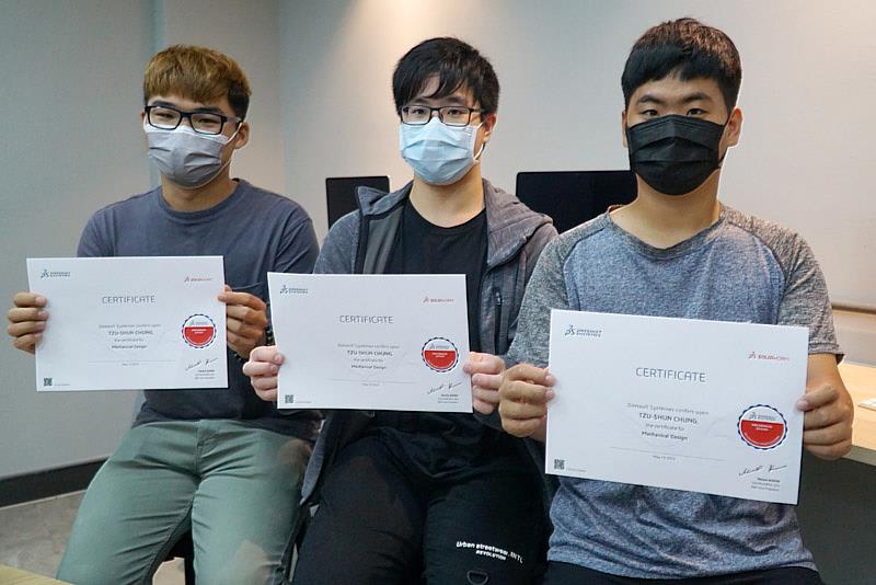 大葉大學機械系學生分享考取證照的喜悅