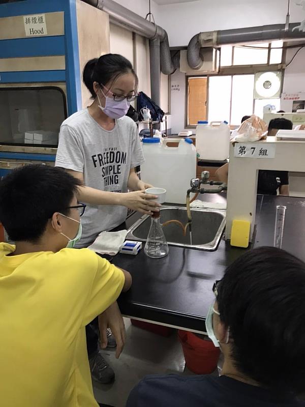 劉錦擔任環工系教學助理，協助學弟妹操作實驗