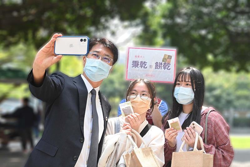 《遠見》大學校長互評-逢甲大學年年霸榜，再次蟬聯第一；李秉乾校長(左一)堅持大學的核心就是「學生」與「教育」。