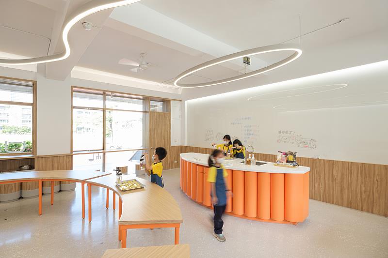 台中市忠孝國小改造後的教學區明亮且流動的中島設計，有效提升教育環境。