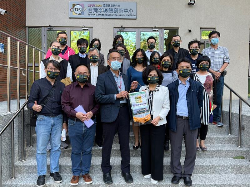 文藻外大陳美華校長(前排右二)率領團隊參訪國家實驗研究院台灣半導體研究中心台南基地。