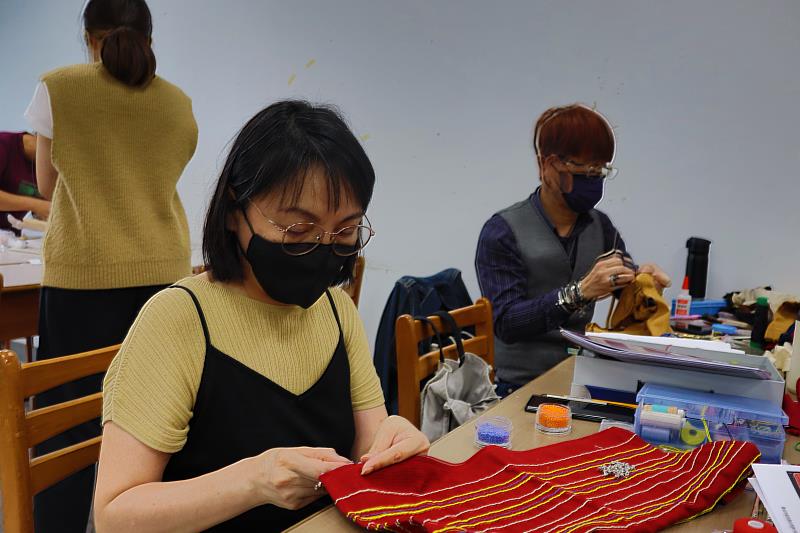 ▲	學員不僅在工作坊期間用心縫製，且常利用自己私下空閒時間繼續加工製作。(圖/新北市政府原民局提供)