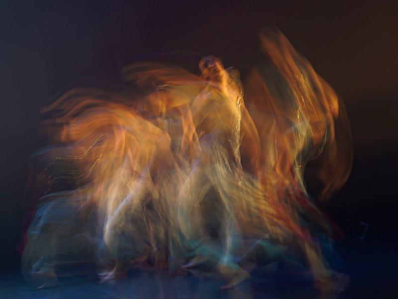 《影人》這是一段記錄華岡舞團的過往，相機基本上是固定不動的，只歸隨舞者舞群，以長時間的曝光留下重疊的印象。