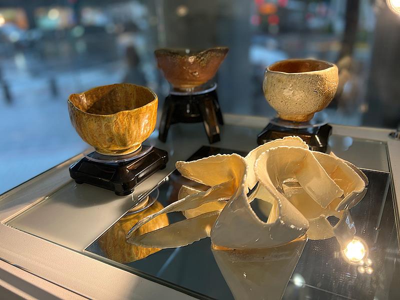 《塑地》以柔弱的水混合了土，融混練成粘陶土，透過手指捏塑了形體。