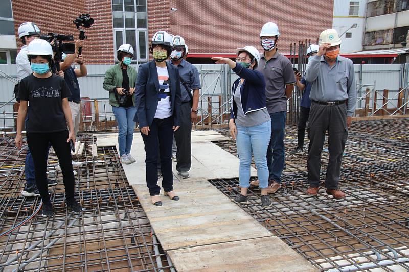 饒慶鈴縣長視察臺東縣圖書館中心興建工程  肯定進度超前並要求工程品質