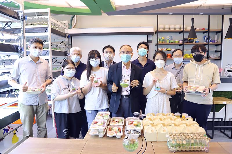 南華大學科技學院「植物栽培與遠端智能服務」跨領域學程成果發表，師生展現研發成果。林聰明校長給予高度肯定。