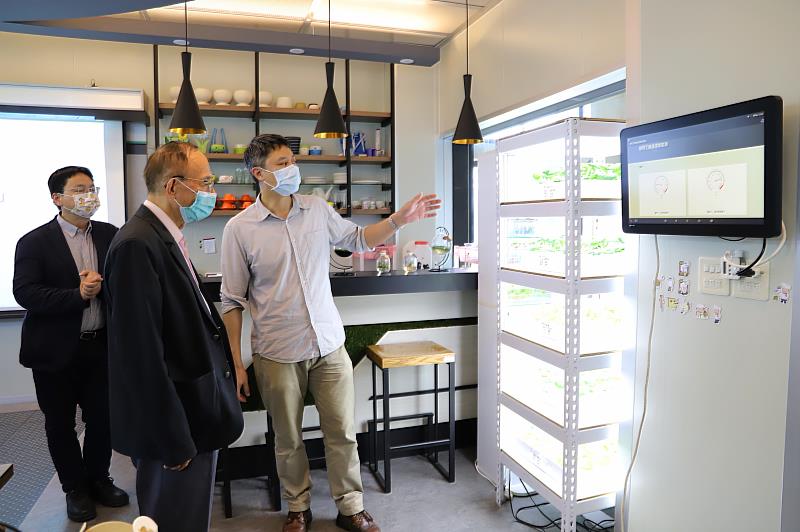 南華大學生技系吳澔群副教授介紹「無須澆水之蔬菜土耕系統」。