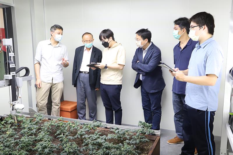 南華大學生技系吳澔群副教授指導學生以智能環控系統進行植物栽培。