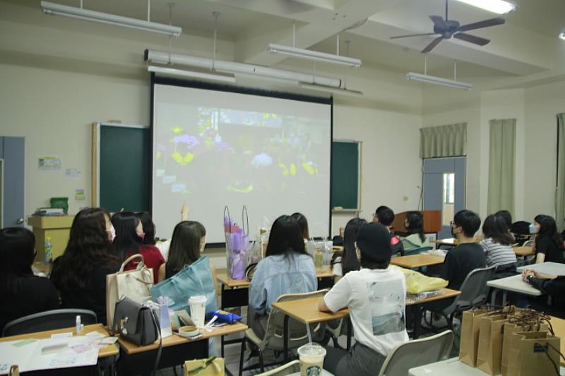 中華醫大今年的畢業典禮配合防疫採實體和線上同步進行，畢業生透過實況轉播視訊參與