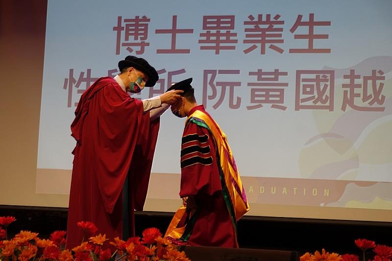 陳清燿校長為博士生撥穗