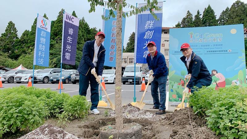 群創教育基金會王志超董事長、嘉義林管處張岱處長、群創光電楊柱祥總經理(由左至右)共同於園區旅客服務中心前栽植霧社櫻