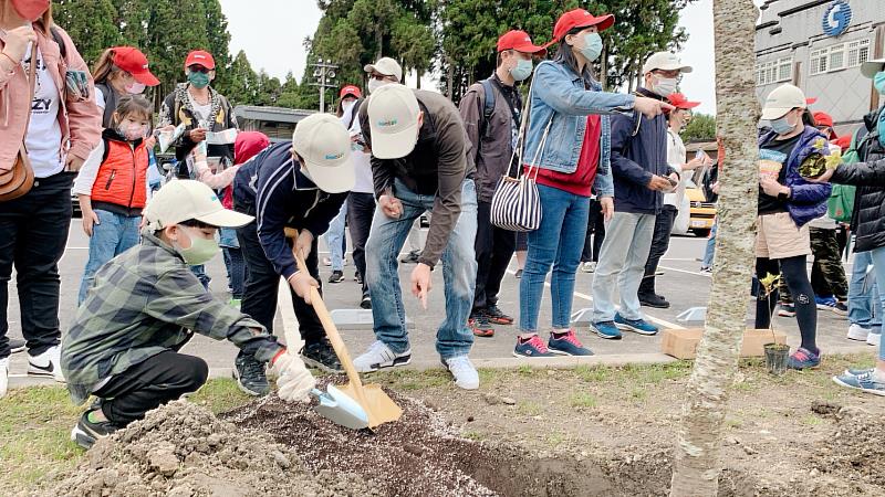 群創集團同仁及眷屬攜手栽植霧社櫻及金毛杜鵑，一起豐富阿里山國家森林遊樂區生態