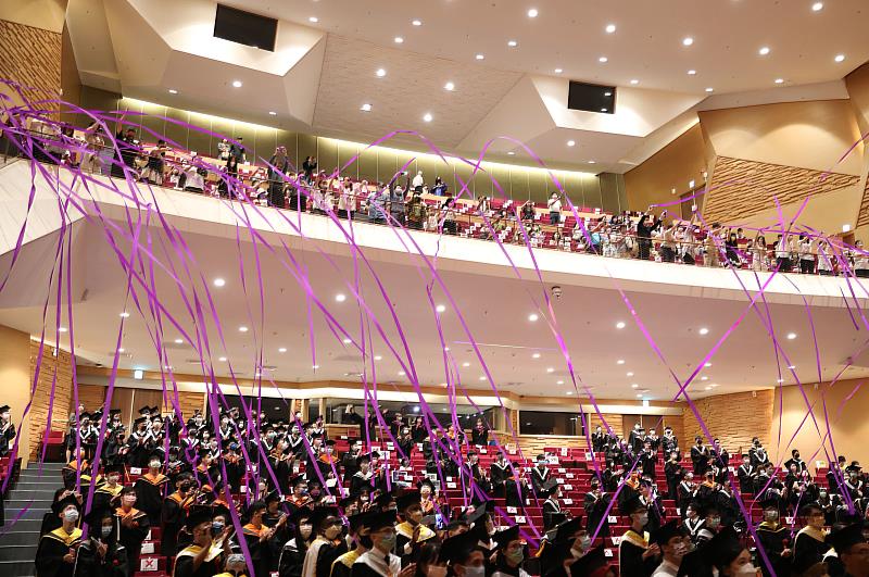 中央大學畢業典禮壓軸，由大禮堂二樓拋出紫色彩帶，帶給全場畢業生大驚喜。