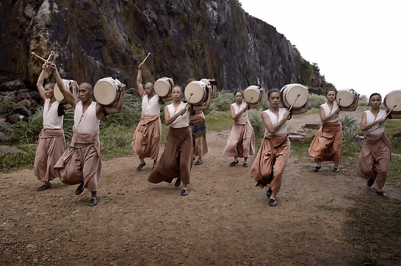享譽國際「優人神鼓」與今年礦山藝術季合作，將於716(六)、717(日)金瓜石地質公園著名景點本山礦場帶來《亙古以來》礦山版演出(圖片由優人神鼓提供)