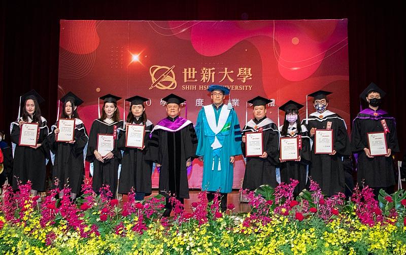 圖二：世新大學為求與疫情共存也圓滿學生求學回憶，讓全體師生與家長參與接受各方祝福