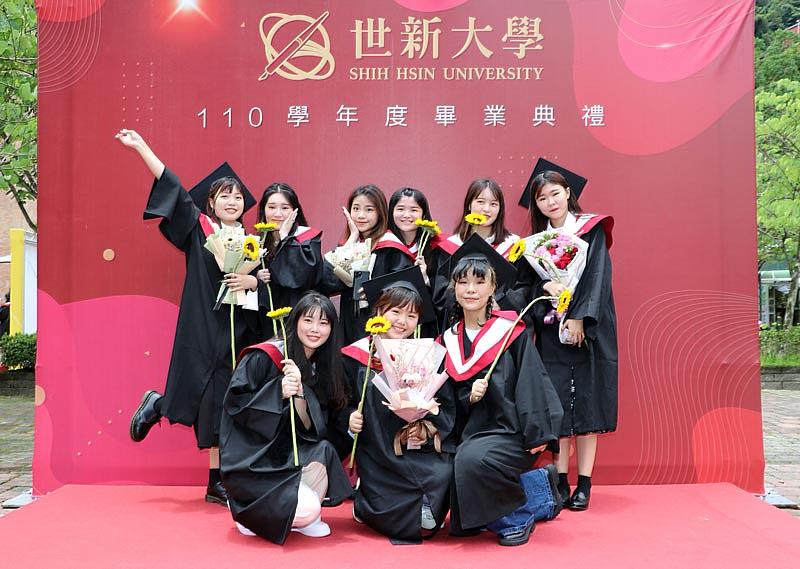 圖三：世新大學畢業典禮戶外拍照區，各班代表慶祝畢業