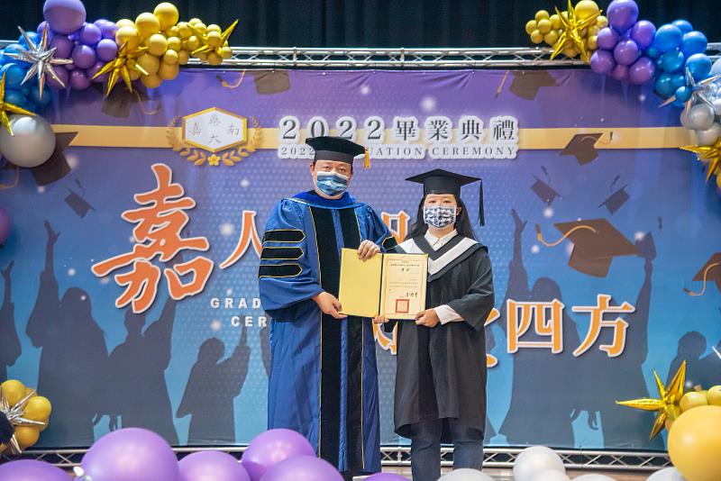 嘉藥校長李孫榮頒發畢業證書給大學畢業生代表吳優