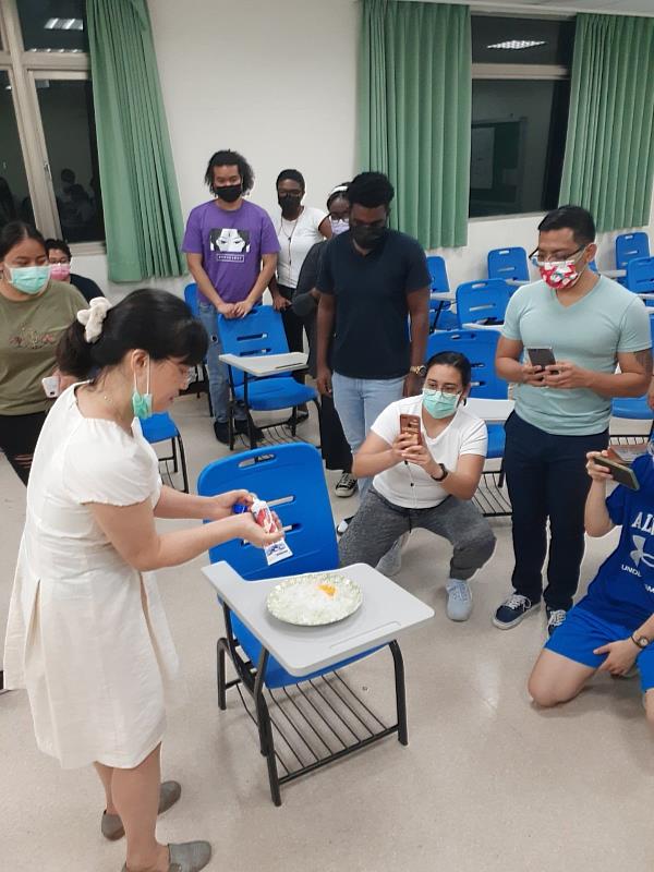 各國學生分享家鄉美食，臺灣常見的月見冰，以生雞蛋和煉乳為主角，外籍生對此冰品感到相當好奇(資料畫面來源：義守大學提供)。