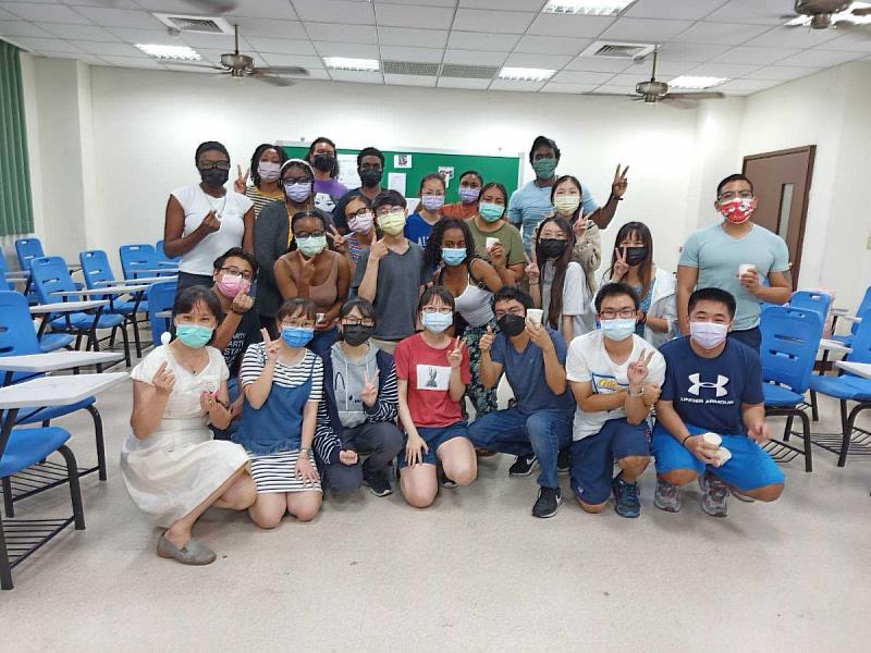義守大學學生邀請校內各國家的同學一同加入社團，讓外籍生和本國學生相互交流，彼此成為學習路上的夥伴(資料畫面來源：義守大學提供)。