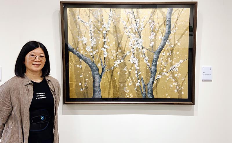 謝淑慧與作品〈梅綻〉合影