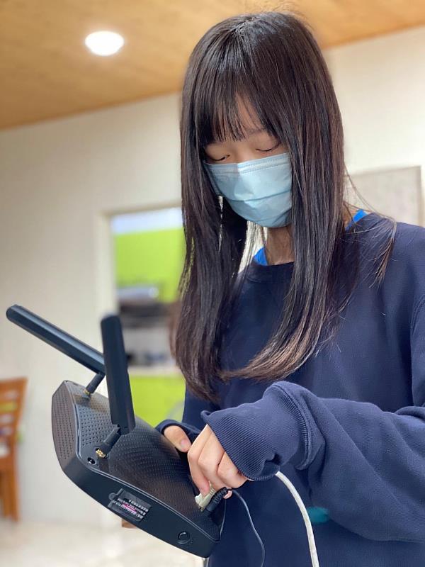 邱宥蓁同學學習WiFi 數據機安裝與後續維護。