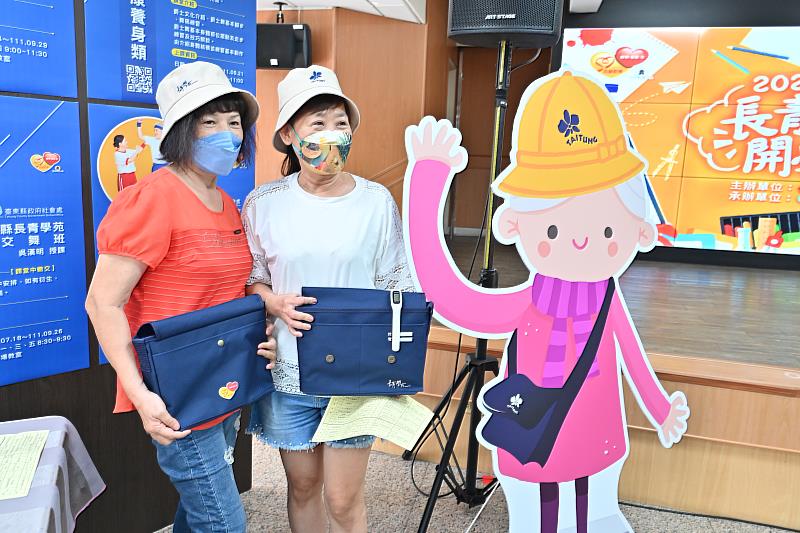 111年度臺東縣長青學苑2.0線上報名開跑 開心帶專屬設計書包、帽子上學去