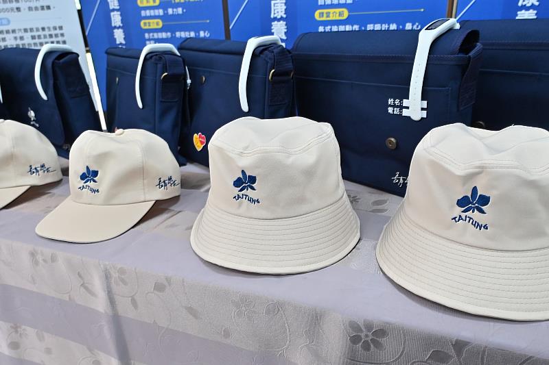 111年度臺東縣長青學苑2.0線上報名開跑 開心帶專屬設計書包、帽子上學去