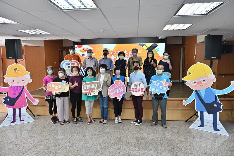 111年度臺東縣長青學苑2.0線上報名開跑 開心帶專屬設計書包、帽子上學去