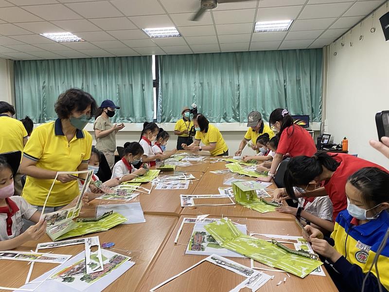 介紹完林家花園及迪毅堂的故事之後，學生們親自動手製作「藝賞林園一頁立體書」，立體書將精緻的林園建築微型化，讓學生們可以將古蹟帶回家欣賞。