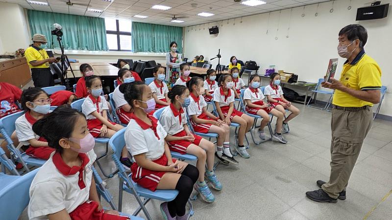 中山國小三年級舞蹈班學生非常認真聆聽志工老師介紹板橋迪毅堂的故事，透過繪本精美的圖片以及歷史故事更加認識林家為了族群融合所做的事。
