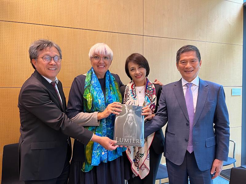 文化部長李永得（右1）贈送德國文化部長洛特（左2）《光-臺灣文化的啟蒙與自覺》展覽圖錄、吳明益《複眼人》德語版及臺灣畫家林惺嶽繪畫絲巾，洛特（Claudia Roth）部長表示感謝並隨即披上絲巾。