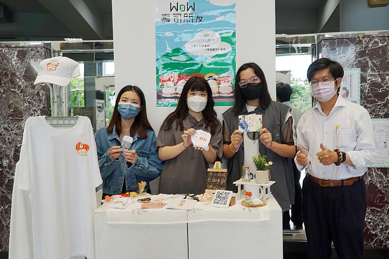 大葉大學設藝學院院長黃俊熹(右一)肯定視傳系進修部學生的畢業作品