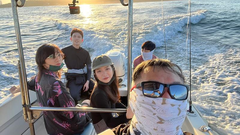 義守大學影視系學生提出「港都海味道」紀錄片拍攝，將學習場域從教室換到戶外，還搭乘遊艇出海捕魚，藉機認識高雄的海域生態(資料畫面來源：義守大學提供)。