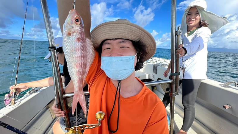 義守大學影視系學生毛凱遠，出海捕魚體驗釣魚樂趣，直呼這是在教室裡無法感受到的經驗(資料畫面來源：義守大學提供)。