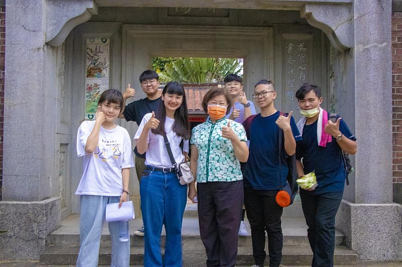 李雨淇(前排左1)大三時與公廣系學長姐進駐臺南大內區環湖社區進行社區踏查