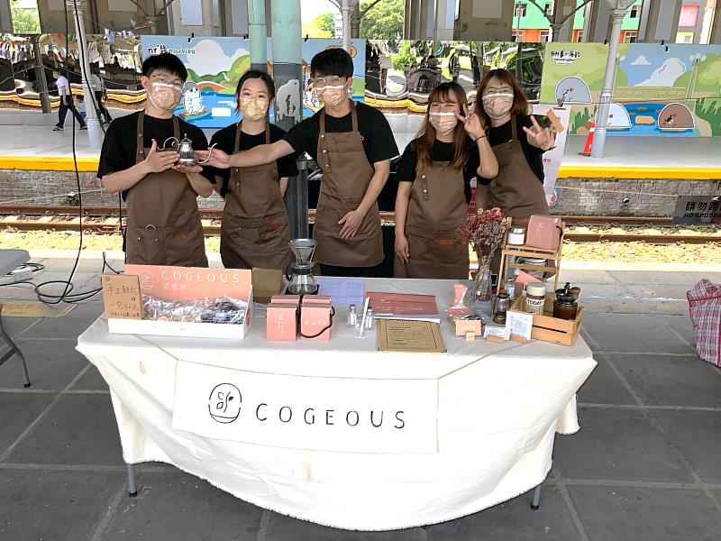 中醫大學生新創團隊「COGEOUS綴媤坊」參與小旅市集活動-台中車站站前廣場.