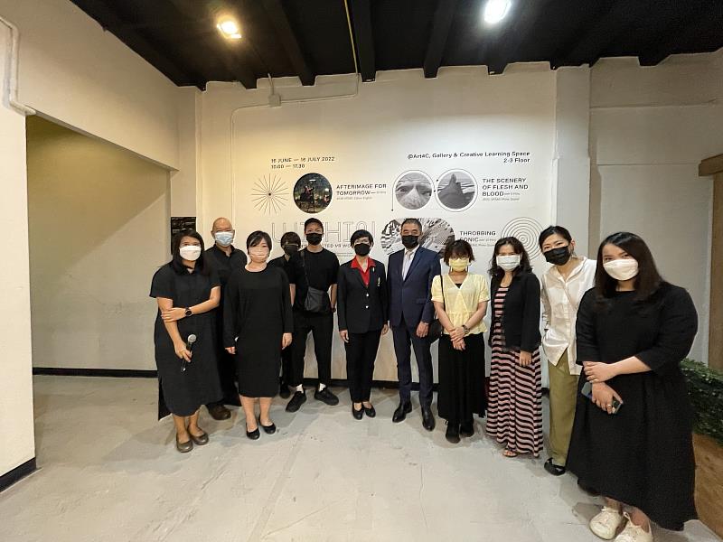 駐泰國代表處副代表徐蔚民（右5）與文化組長田又安（右3）、財團法人數位藝術基金會執行秘書葉杏柔（右4）、泰國朱拉隆功大學藝術與應用藝術學院院長Bussakorn_Binson（左6）與數位藝術中心主任Prapon_Kumjim（左2）及臺泰策展團隊展覽開幕合影