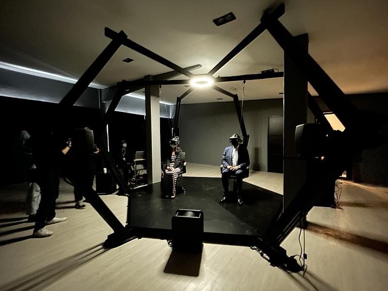 駐泰國代表處副代表徐蔚民（右）與文化組長田又安體驗結合聲響藝術的VR作品「悸動響」