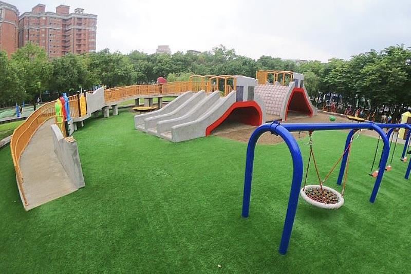 中和公園內還有設置共融遊戲場，非常豐富有趣，讓不同年齡不同體能的小朋友都可以玩得開心