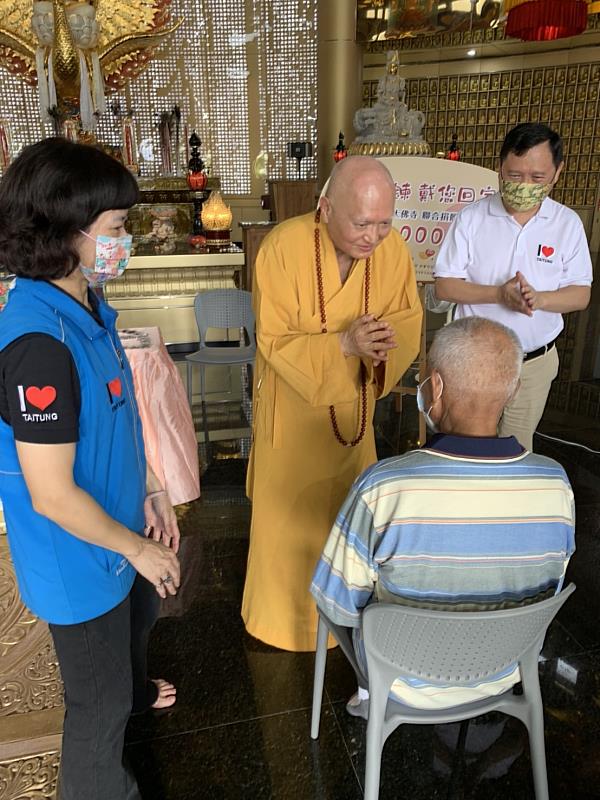 齊心送愛 戴您回家 暖心不打烊 三峽普賢寺與台東大佛寺聯合捐贈愛的手鍊打造幸福臺東