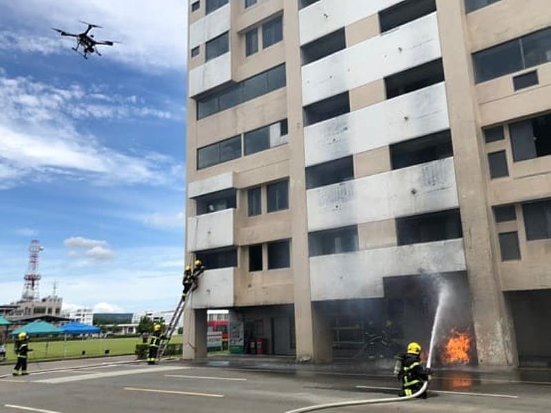 模擬火災現場指揮中心應用無人機廣播、監控搜索火源/生還者